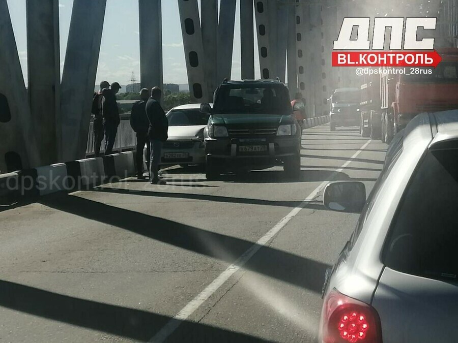 На мосту через Зею в Благовещенске столкнулись автомобили мост сковала пробка