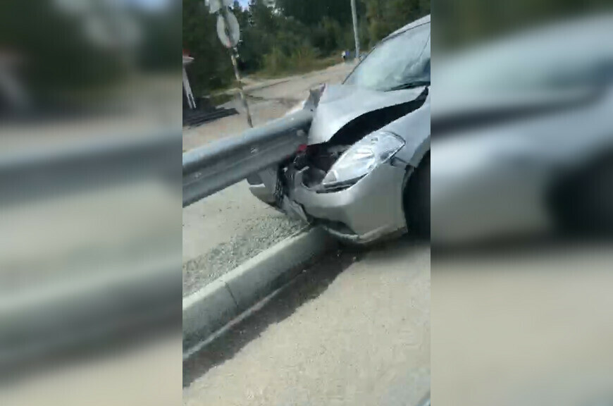 Не отбойник а убойник в Тынде еще один автомобиль разбился об ограждение на дороге видео