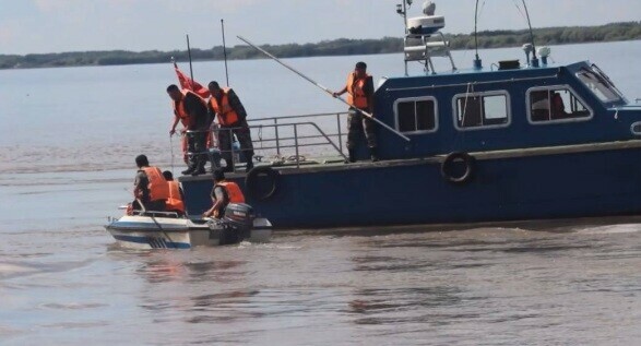 Пограничники спасли ребенка которого уносило течением Амура