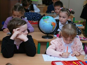 Владимир Путин поручил выплатить по 10 тысяч рублей семьям школьников Донбасса