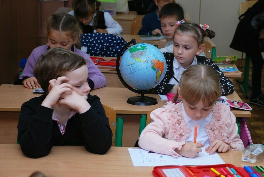Владимир Путин поручил выплатить по 10 тысяч рублей семьям школьников Донбасса