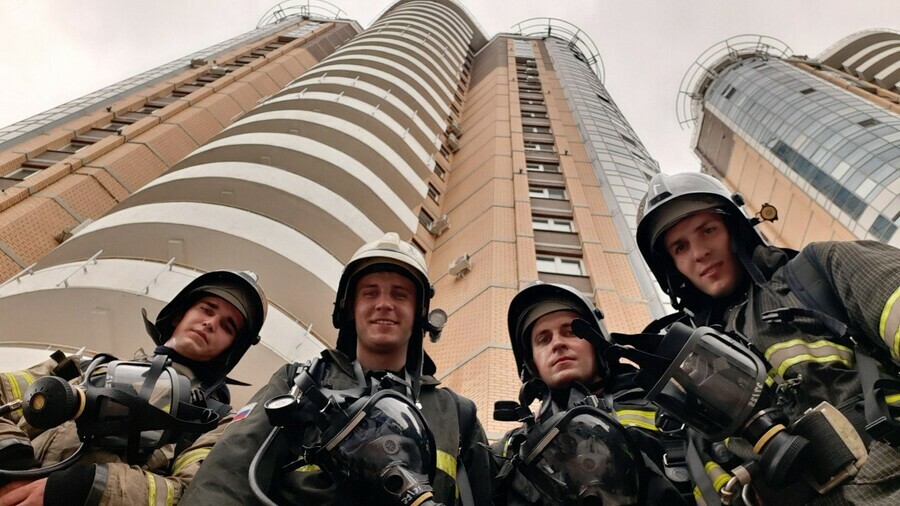 Пожарный из Белогорска за 2 минуты преодолел 22 этажа высотки на Амурской вертикали фото