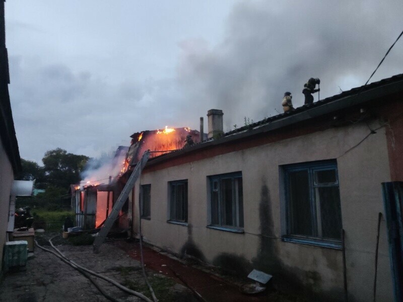 Благовещенские пожарные спасли от огня жилой дом