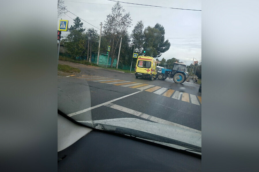 В Приамурье трактор врезался в скорую помощь 