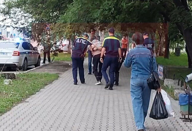 Возле крупного торгового центра в Благовещенске задержали и увели мужчину в наручниках