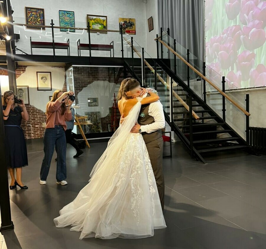 Свадьба среди картин в частной артгалерее Благовещенска поженилась первая пара