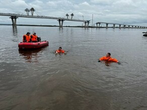 Спасатели МЧС России провели сбор по водной подготовке на реке Зее фото 