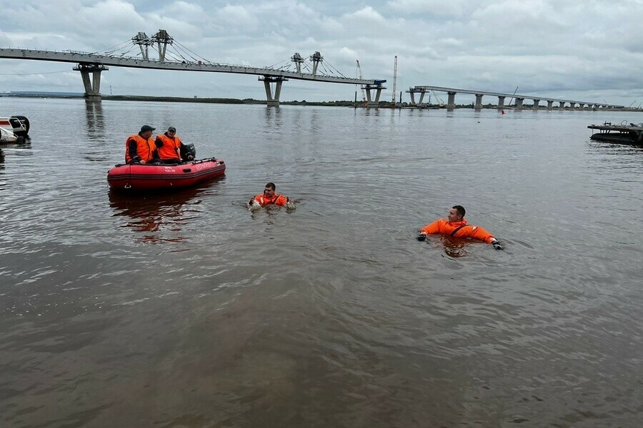 Спасатели МЧС России провели сбор по водной подготовке на реке Зее фото 