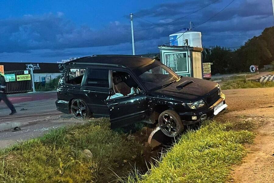 Неизвестные в Уссурийске обстреляли Subaru Forester и ранили водителя фото