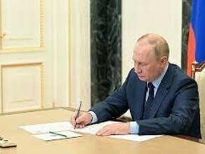 Путин подписал указ о новых соцвыплатах до 20 тысяч рублей Получать их будут прибывающие в Россию