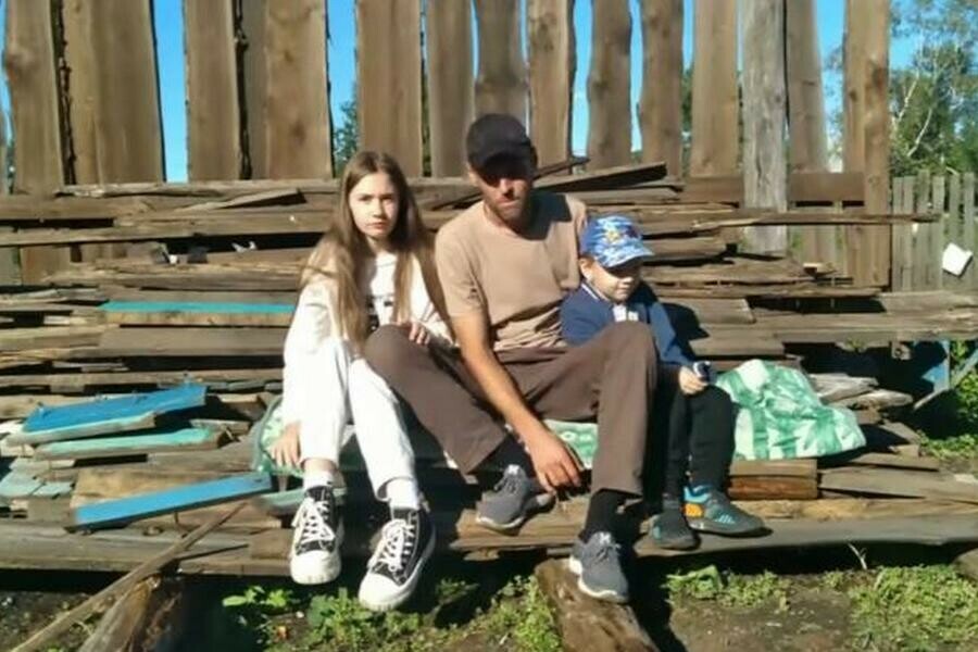 Амурскому отцуодиночке потерявшему в пожаре дом блогер помогла собрать деньги на новое жилье видео