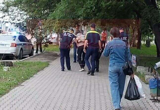 В полиции рассказали подробности задержания мужчины возле торгового центра в Благовещенске