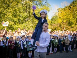 Здравствуй школа В Благовещенске проходят торжественные линейки фото видео