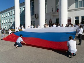 В Благовещенске на торжественной линейке в медакадемии развернули огромный флаг