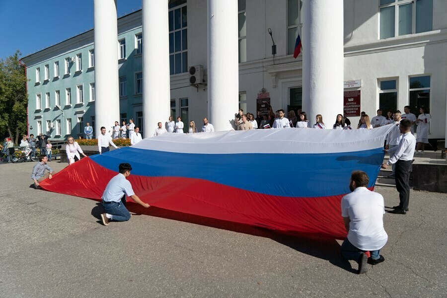В Благовещенске на торжественной линейке в медакадемии развернули огромный флаг