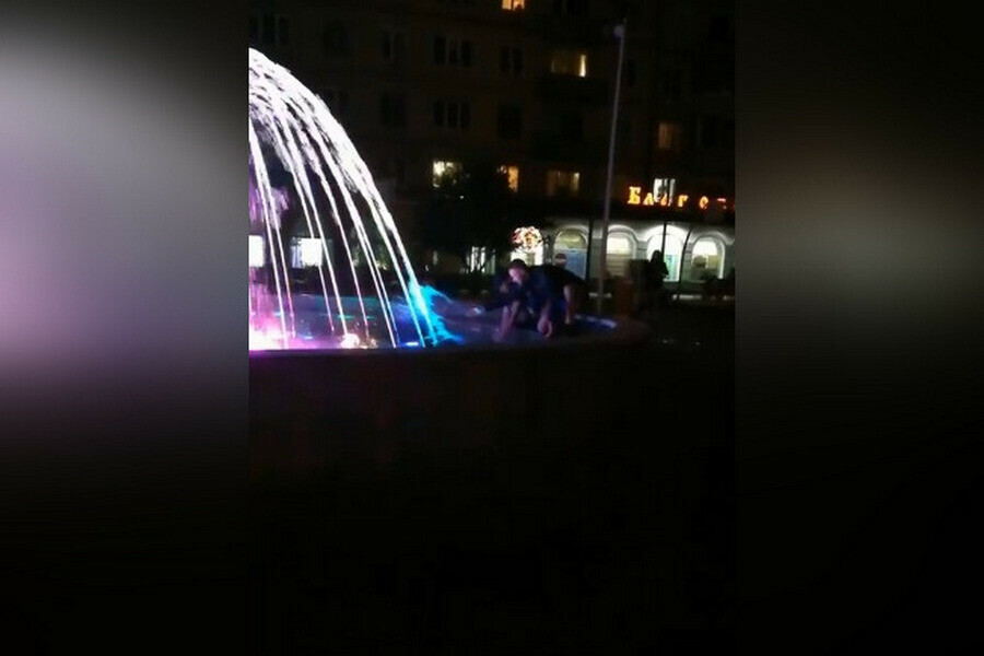 В недавно открывшемся сквере Бабочка в фонтане заметили людей видео 