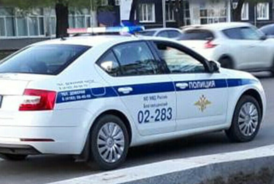 В Белогорске водитель нарушил правила и сбил двух девочек
