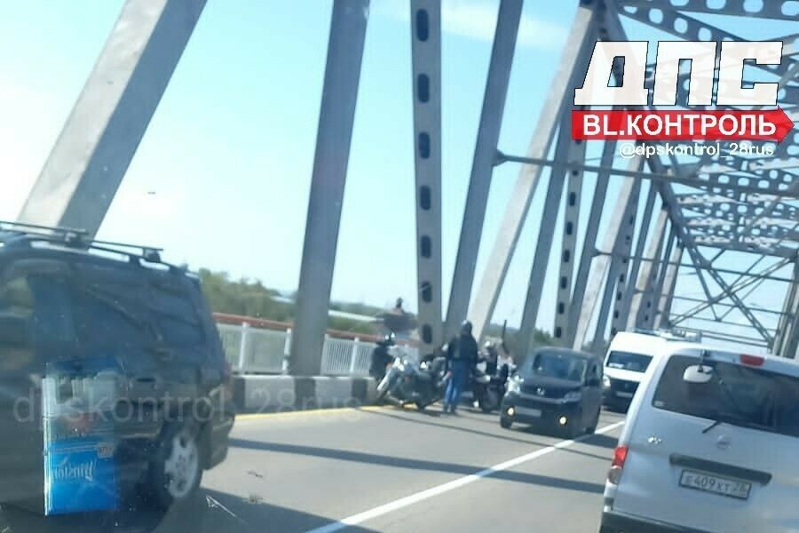 Соцсети на мосту через Зею грузовик столкнулся с мотоциклом фото