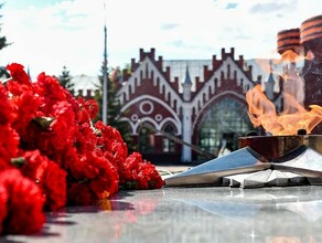 Глава Приамурья и мэр Благовещенска возложили цветы к памятнику воинамамурцам фото 