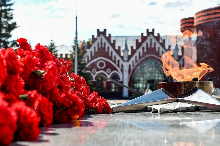 Глава Приамурья и мэр Благовещенска возложили цветы к памятнику воинамамурцам фото 