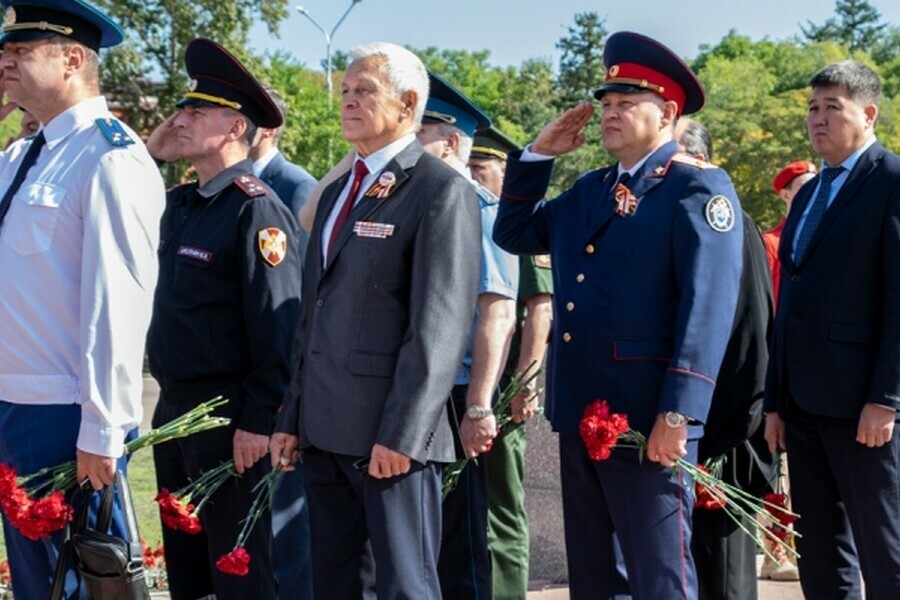 Исполняющий обязанности руководителя Амурского следственного управления  возложил цветы к памятнику воинамамурцам 