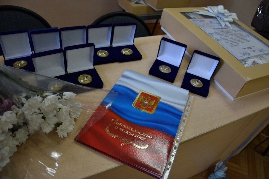 Новорожденным детям в Амурской области дарят подарки фото 