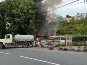 Водитель спецавтомобиля в ожидании пожарных фекалиями тушил огонь