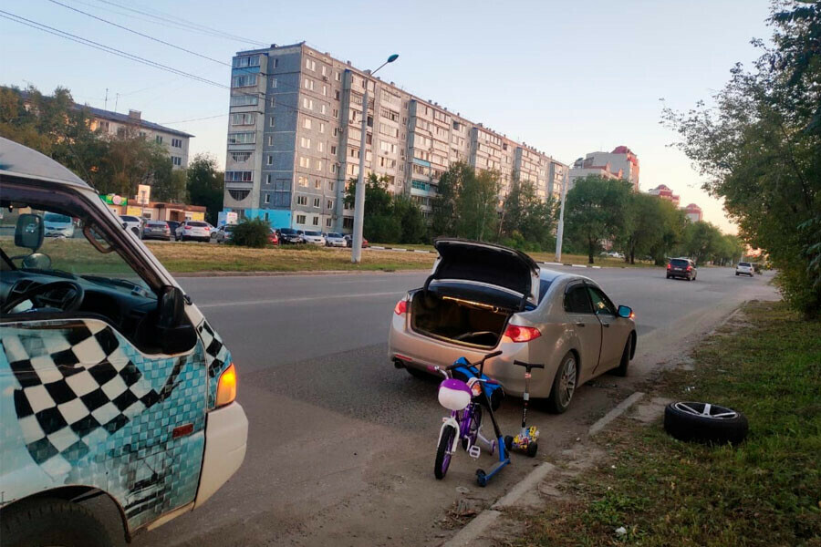 Осторожно убийца литья В Благовещенске яма на дороге вывела из строя сразу два авто