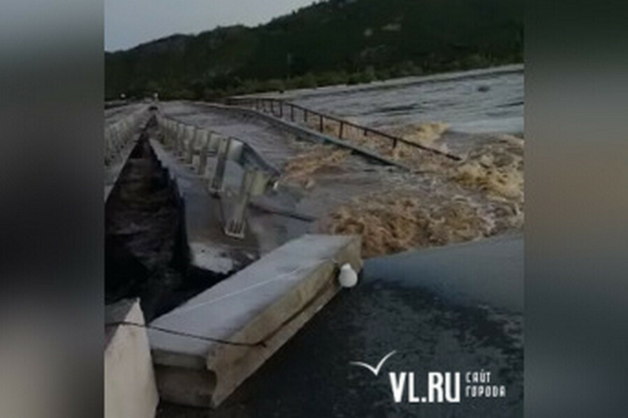 Смытые мосты и вырванные с корнем деревья  последствия тайфуна Hinnamnor на Дальнем Востоке фото видео 