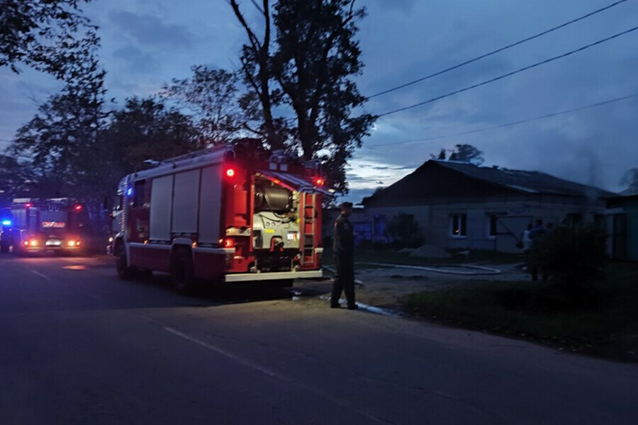 В Белогорске 14 человек тушили пожар в доме с верандой 