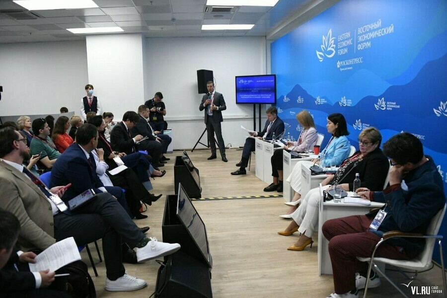 ВЭФ удержать креативную молодежь в ДФО предложили кухней обязательствами и КВНом