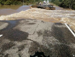 Гул от потока воды приморцы показали дорогу которую буквально на глазах смыла река Уссури видео 