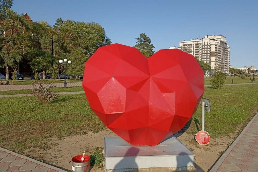 Сердце на набережной Амура в Благовещенске сделали ярче фото 