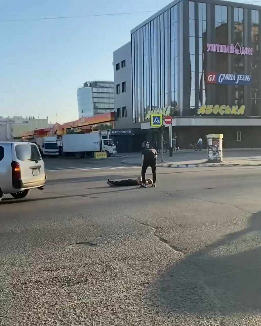 В центре Благовещенска мужчина прилег отдохнуть на оживленном перекрестке