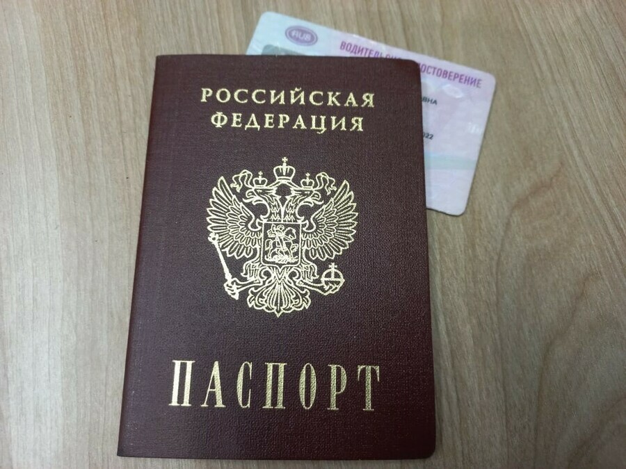 Житель Белогорска украл паспорт и водительское удостоверение из машины в Благовещенске