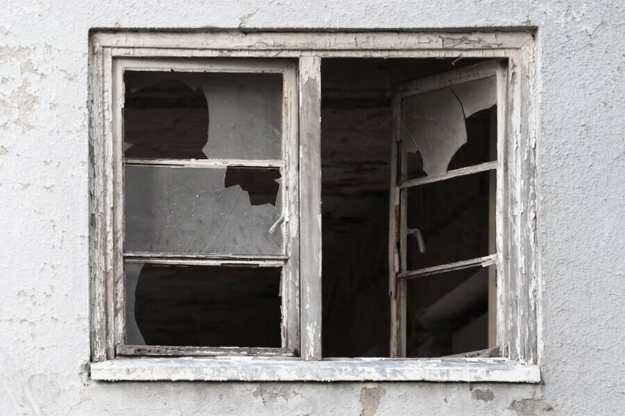 В Райчихинске сироте выделили квартиру с разбитыми окнами а ее опекуну незаконно начислили плату за услуги ЖКХ  