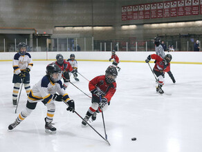 В Благовещенске в школе  23 ученики начинают заниматься хоккеем с профессиональным тренером