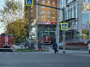 В центре Благовещенска к одному из самых высоких зданий стянули пожарные машины