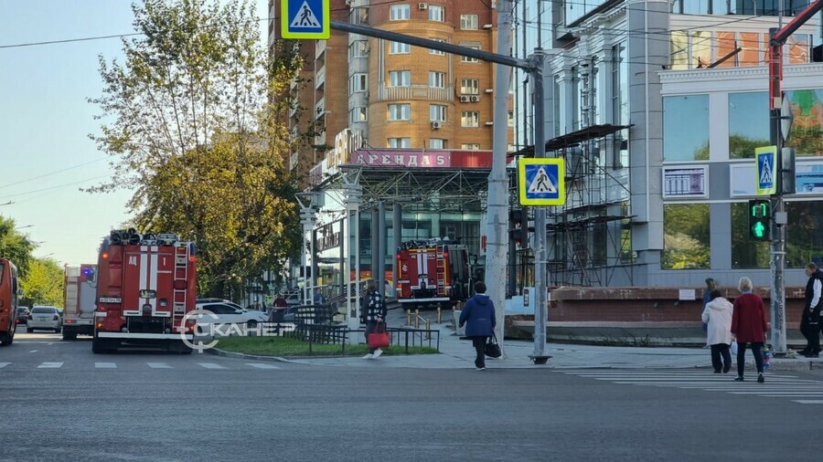 В центре Благовещенска к одному из самых высоких зданий стянули пожарные машины