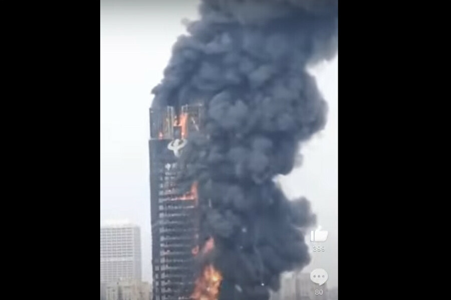В Китае в 200метровом небоскребе оператора сотовой связи вспыхнул сильнейший пожар видео