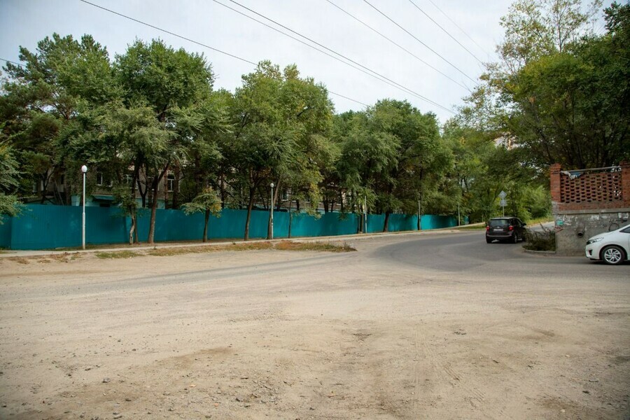Для безопасного перехода к 10 школе на КПП сделают пешеходный переход и вырубят деревья