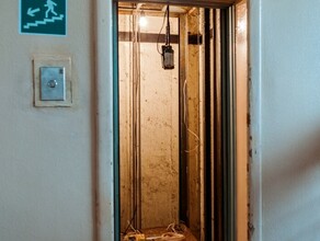 Двое пенсионеров пролетели несколько этажей в сломанном лифте и час ждали помощи в темноте