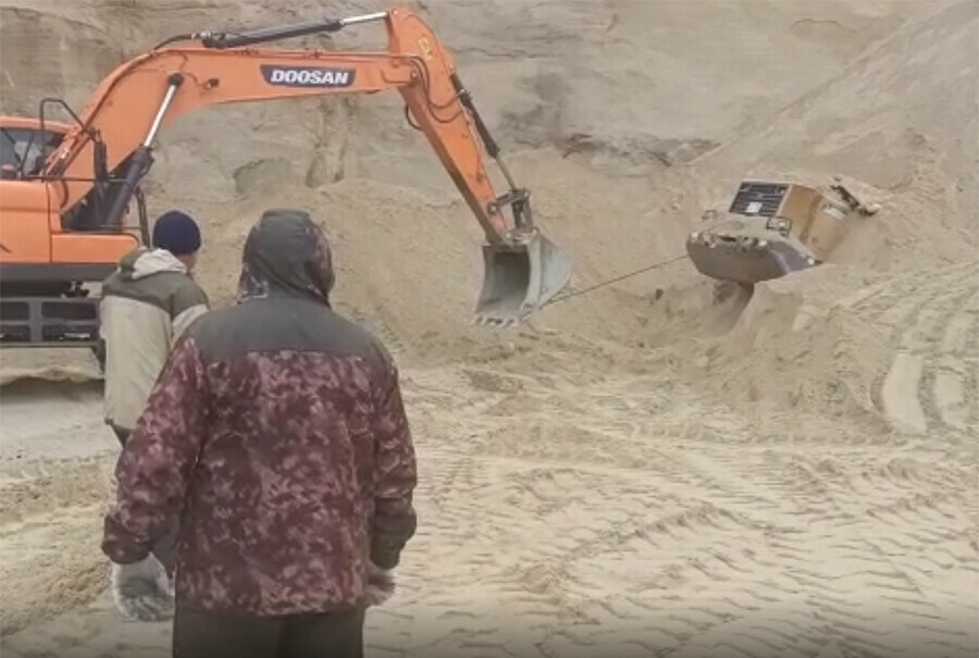 Спасатели до сих пор не могут извлечь изпод завала погрузчик в котором находится тело погибшего рабочего