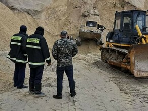 В Амурской области следователи ищут виновных в гибели рабочего после обрушения песка в карьере