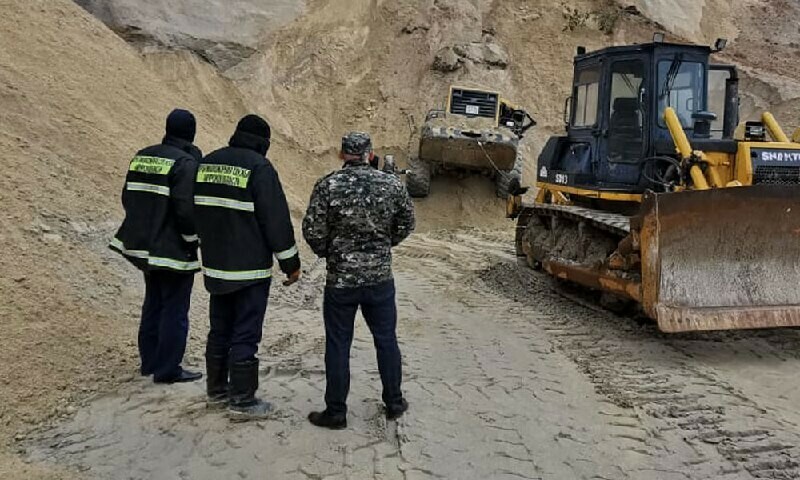 В Амурской области следователи ищут виновных в гибели рабочего после обрушения песка в карьере