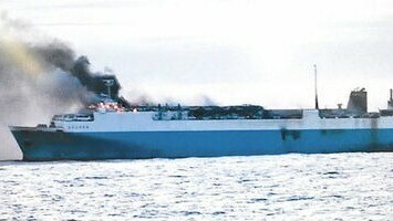 Во Владивосток в конце сентября прибудет горевшее судно с 570 автомобилями