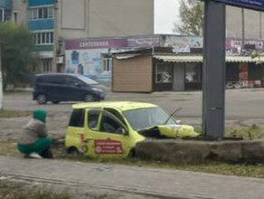 При столкновении с рекламным щитом в Белогорске погиб водитель такси