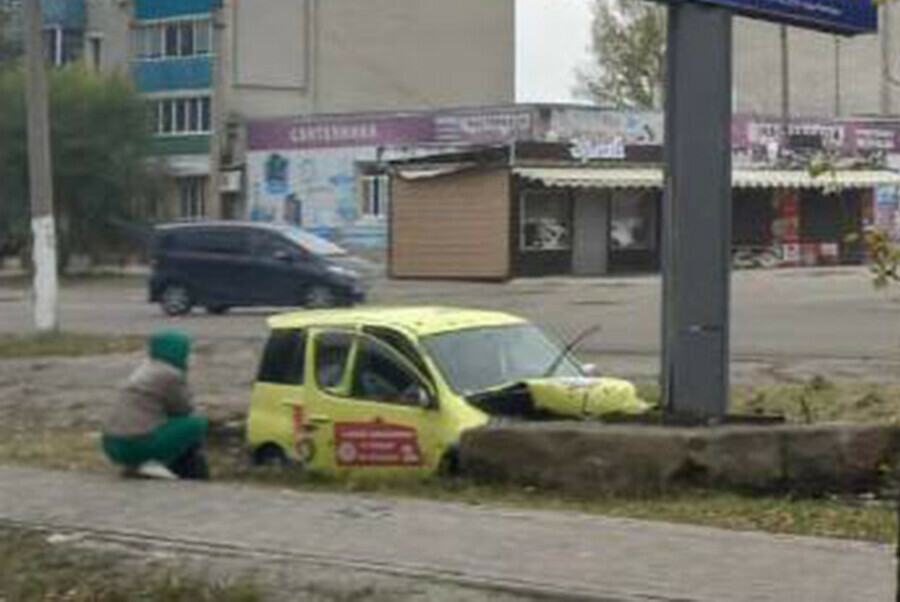 При столкновении с рекламным щитом в Белогорске погиб водитель такси