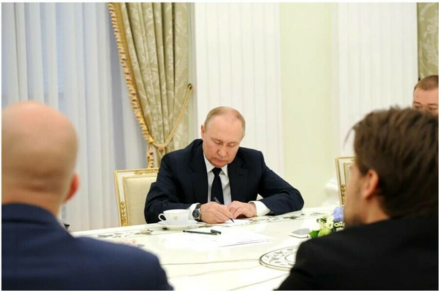 Путин поднял зарплату себе Мишустину и министрам