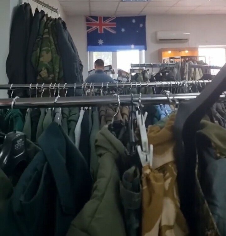 Собирали парня а там Амурчан возмутили флаги стран НАТО в благовещенском магазине военной одежды видео